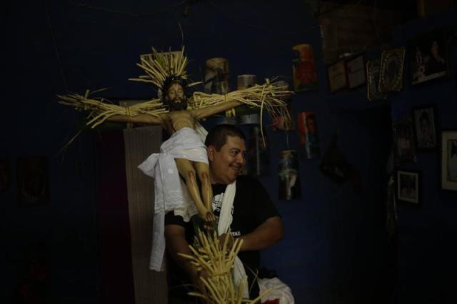 Fieles participan la procesión de los Cristos de Izalco, al oeste de El Salvador. Varios cientos de personas acudieron a dar gracias por un año más de vida y a participar en la única peregrinación cristiana protagonizada por la comunidad indígena siguiendo las costumbres ancestrales. EFE/Rodrigo Sura