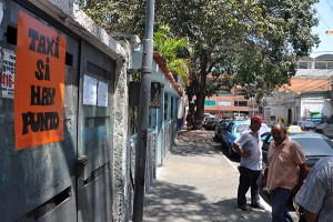 Taxistas en Vargas pasan horas esperando por clientes debido a la falta de efectivo