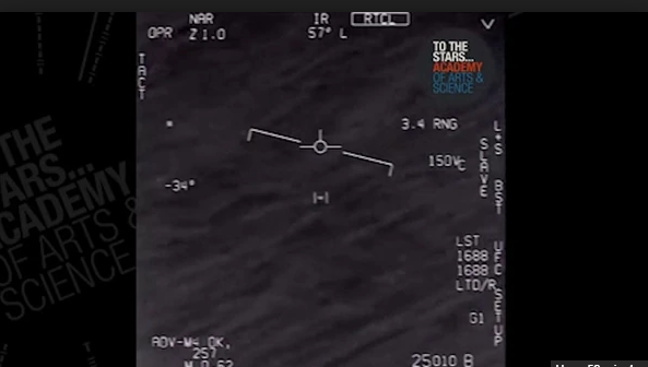 El impactante momento en que un piloto de la Armada de EEUU observa un misterioso objeto atravesando el Atlántico (Video)