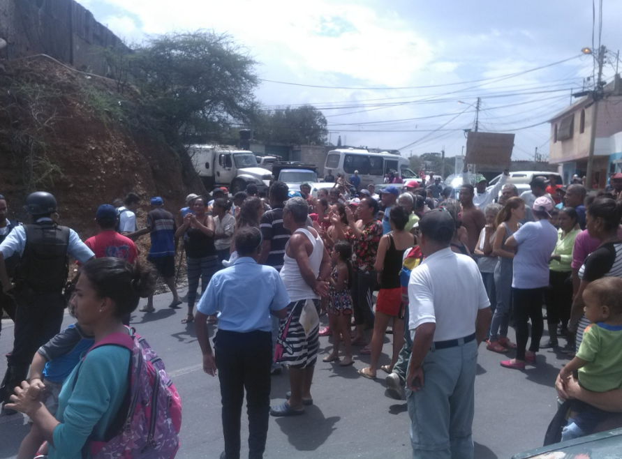 El hambre vence el miedo: Vecinos de Las Tunitas en Vargas se alzaron para exigir alimentos #9Mar