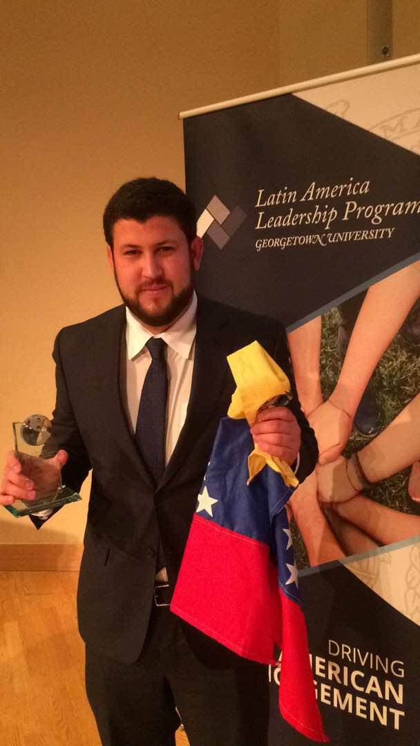 Foto: Universidad de Georgetown entregó el premio por liderazgo latino americano a David Smolansky / Prensa