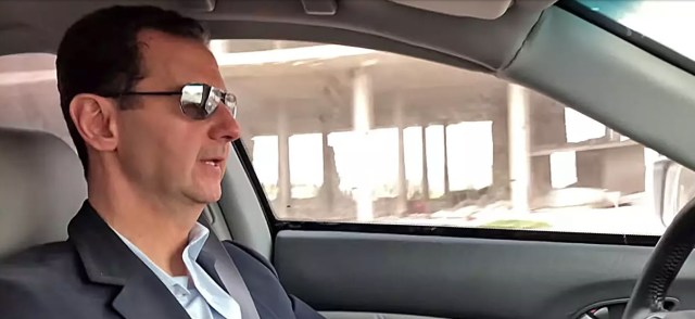 Bashar al-Assad recorrió la zona destruida manejando su Honda (foto captura video)