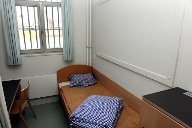 This picture taken January 22, 2014 in Neumuenster, northern Germany, shows an inner view of a cell at the Neumuenster prison (Justizvollzugsanstalt JVA). Former Catalan regional president Carles Puigdemont is detained in Neumuenster since March 25, 2018. / AFP PHOTO / dpa / Carsten Rehder / Germany OUT