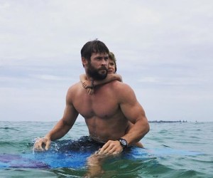 Vas a querer tomar clases de surf con Thor (Videos)