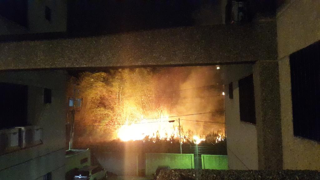 Reportan incendio que dejó sin luz a urbanización La Vaquera en Guarenas