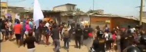 Desalojo de ocupantes ilegales en Perú generó enfrentamiento entre policías y ciudadanos (VIDEO)