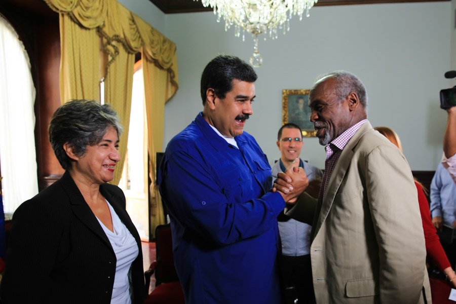 ¡Cuéntennos el chiste! Maduro y Danny Glover muertos de la risa en la Cancillería (Video)