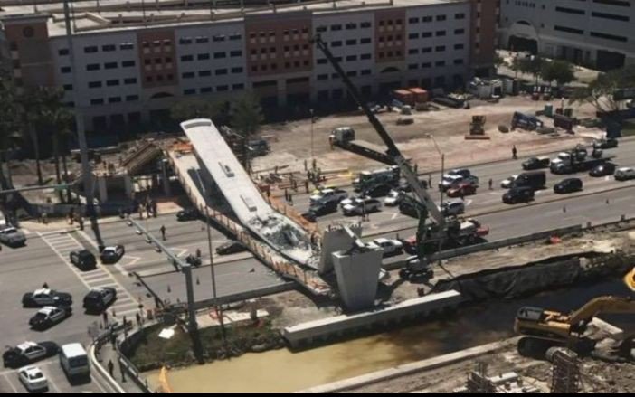 Cuatro muertos al derrumbarse puente para peatones sobre carretera de Miami (Fotos y video)