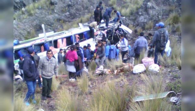 Perú. Bus de la empresa “Perla del Sur” sufrió una volcadura en el kilómetro 104 de la ruta Nasca-Puquio y cayó a un abismo de 120 metros. (Foto: Puquio En Videos / Facebook)