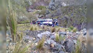Siete muertos y 40 heridos por caída de ómnibus a abismo en Perú