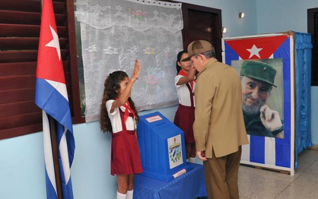Raúl Castro ejerce su derecho al voto. (Foto: ACN)