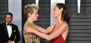 El polémico beso de la Mujer Maravilla con esta importante actriz en los Oscars (FOTO)