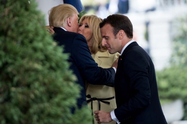 US President Donald Trump (L) French President Emmanuel Macron (R) and wife Brigitte Macron to the White House April 23, 2018 in Washington, DC. / AFP PHOTO / Brendan Smialowski