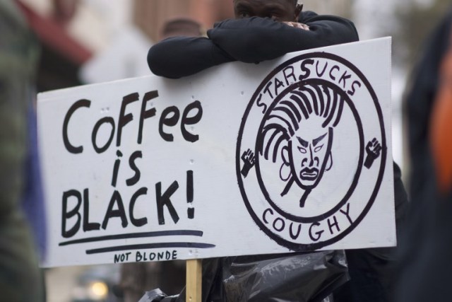 Protestor Jack Willis, 26, (C) demuestra fuera de un Starbucks el 15 de abril de 2018 en Philadelphia, Pennsylvania. La policía arrestó a dos hombres negros que esperaban dentro de Center City Starbucks, lo que provocó una disculpa del director general de la compañía. Mark Makela / Getty Images / AFP 