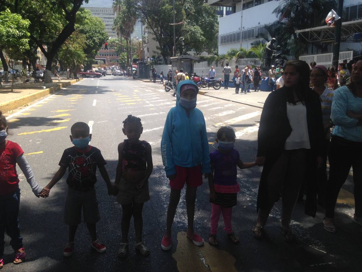 Protestan en el J.M. de Los Ríos por suspensión de hemodiálisis #20Abr