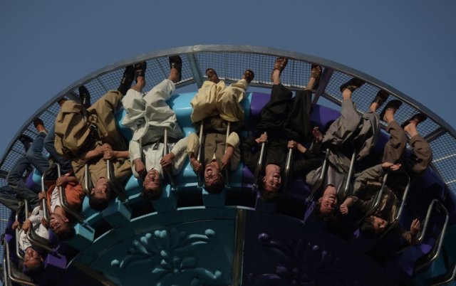 Varias personas disfrutan de una atracción en el parque de atracciones City Park en Kabul (Afganistán), el 6 de septiembre de 2017. SHAH MARAI AFP