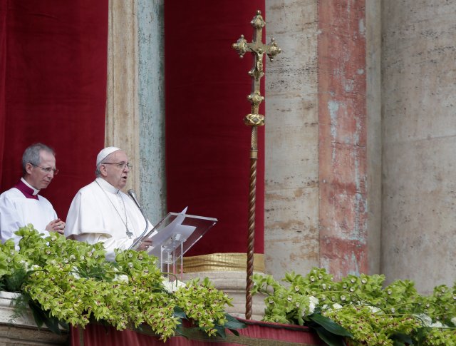 Pope Francis delivers his Easter message in the Urbi et Orbi (to the city and the world) address from the balcony overlooking St. Peter's Square at the Vatican April 1, 2018. REUTERS/Max Rossi