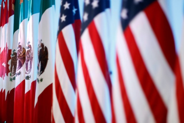 FOTO DE ARCHIVO-Las banderas de Canadá, Estados Unidos y México se ven antes de una conferencia de prensa conjunta sobre el cierre de la séptima ronda de conversaciones del TLCAN en la Ciudad de México, México, 5 de marzo de 2018. REUTERS/Edgard Garrido