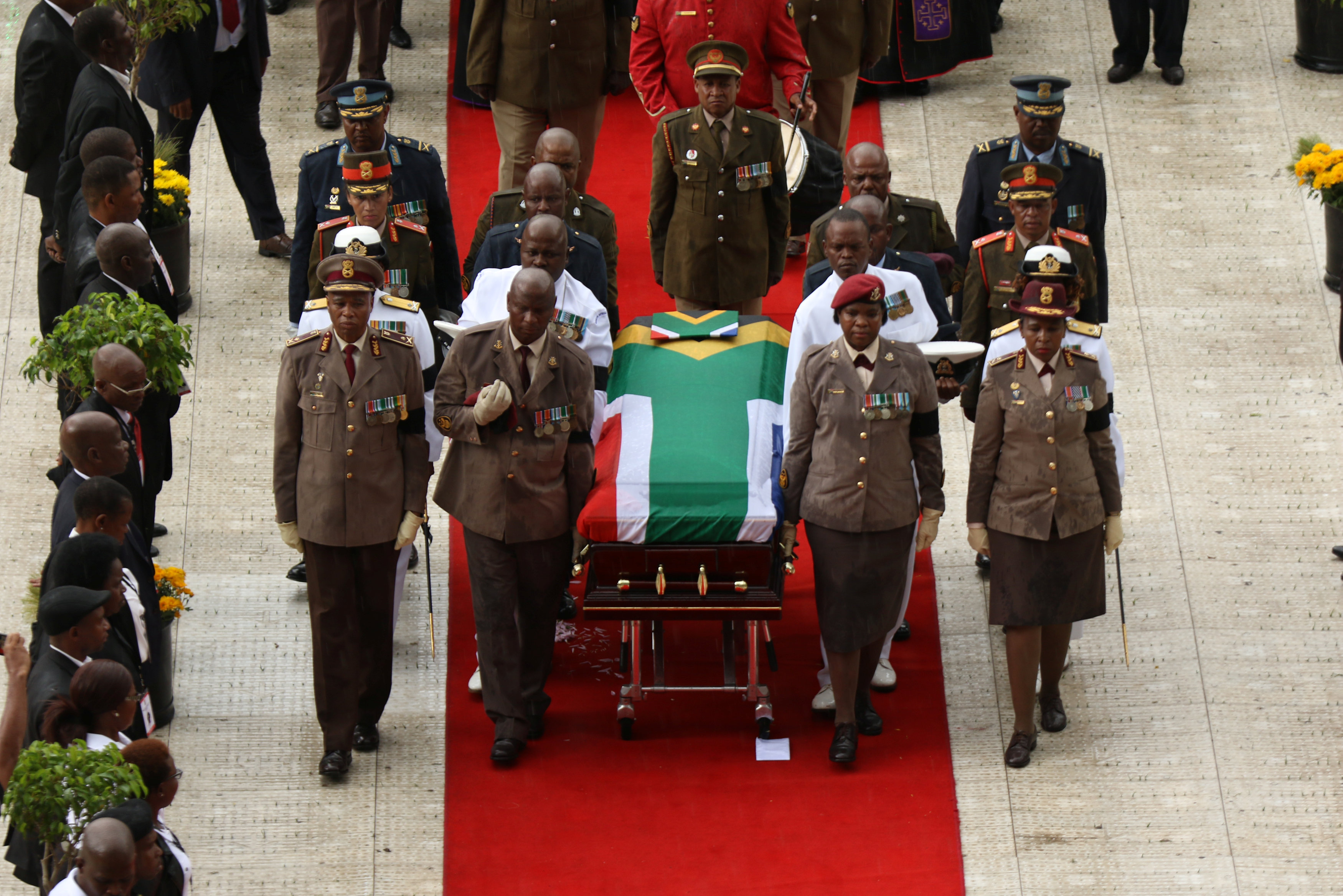 Ultimo homenaje a Winnie Mandela, controvertido icono de la lucha antiapartheid