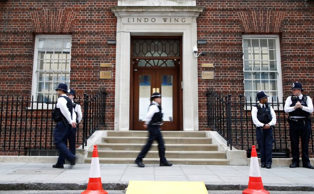 Los policías se paran frente al Lindo Wing del St Mary's Hospital después de que la británica Catherine, la duquesa de Cambridge, fuera ingresada después del parto antes del nacimiento de su tercer hijo, en Londres, el 23 de abril de 2018. REUTERS / Henry Nicholls