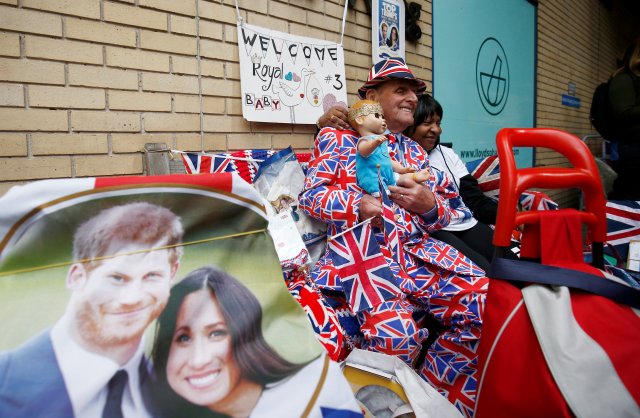 Los partidarios de la familia real están fuera del Lindo Wing del St Mary's Hospital después de que la británica Catherine, la duquesa de Cambridge, fuera admitida después del parto antes del nacimiento de su tercer hijo, en Londres, el 23 de abril de 2018. REUTERS / Henry Nicholls