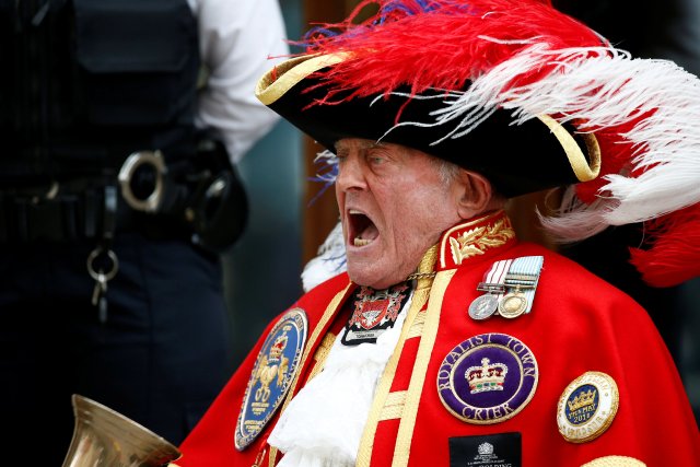 Un hombre vestido como un pregonero grita frente al Lindo Wing del Hospital St Mary después de que la británica Catherine, la duquesa de Cambridge, diera a luz a un hijo, en Londres, el 23 de abril de 2018. REUTERS / Henry Nicholls