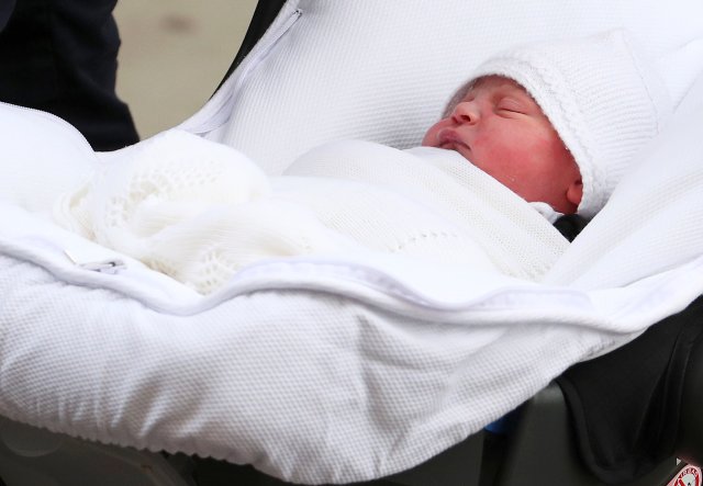 La británica Catherine, la duquesa de Cambridge y el príncipe Guillermo abandonan el Lindo Wing del hospital St Mary's con su nuevo bebé en Londres, el 23 de abril de 2018. REUTERS / Hannah Mckay