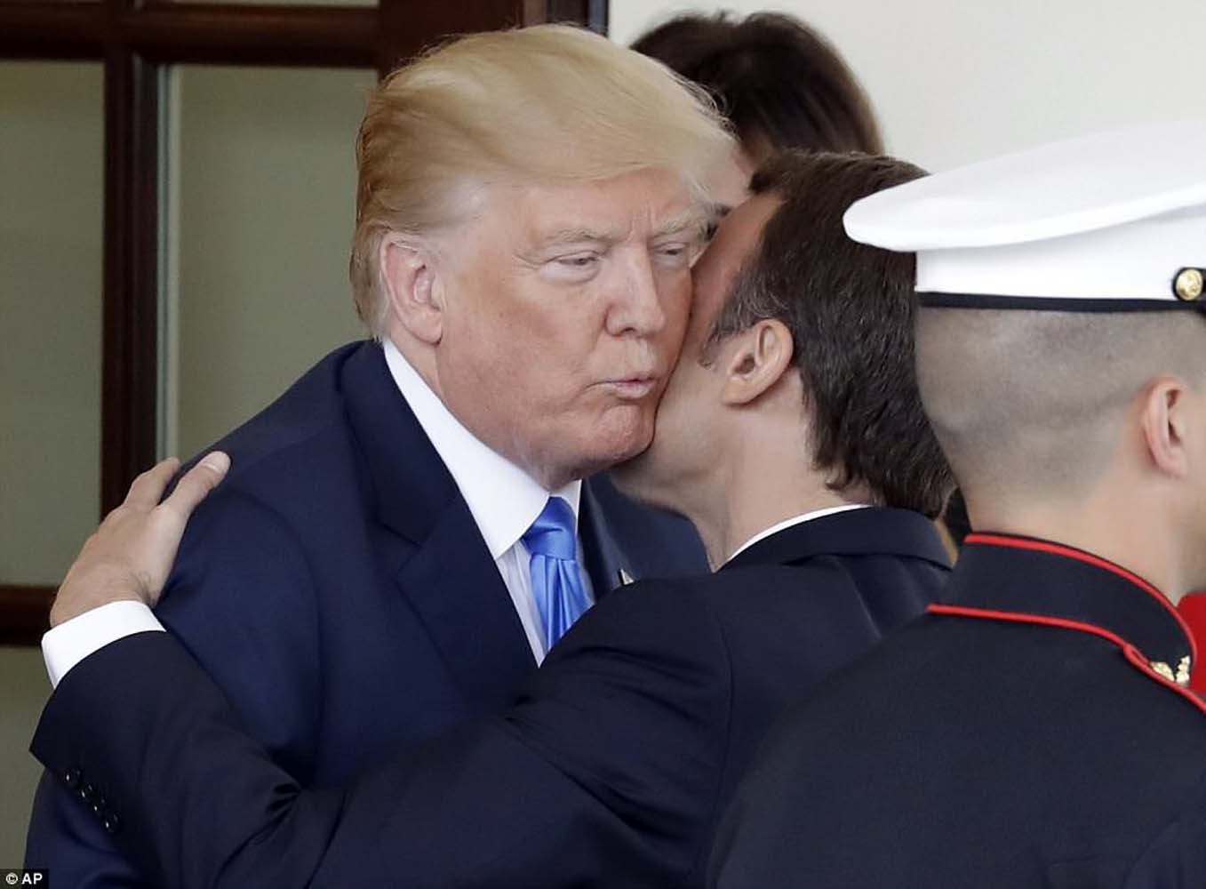 El beso francés de Macron y Trump (fotos y video)