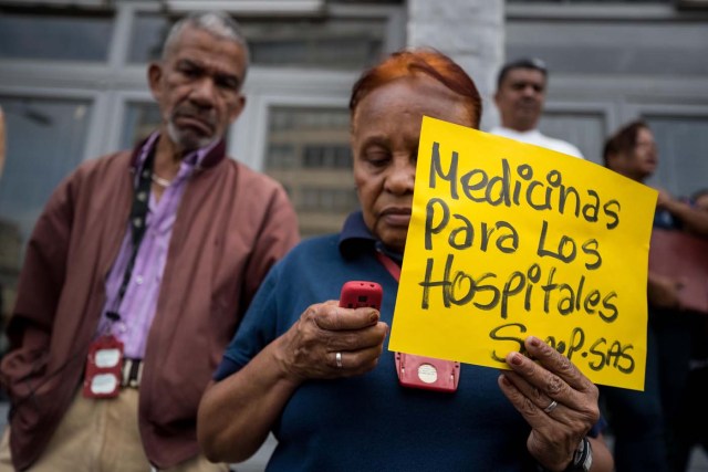 CORRIGE LUGAR DE LA MANIFESTACIÓN. CAR19. CARACAS (VENEZUELA), 04/04/2018.- Trabajadores participan en una manifestación una manifestación en la sede de la Secretaría de Salud hoy, miércoles 4 de abril del 2018, en Caracas (Venezuela). El secretario ejecutivo de la Federación de Trabajadores de la Salud de Venezuela (Fetrasalud), Pablo Zambrano, dijo hoy a Efe que los miembros de este gremio realizarán una protesta nacional el próximo 17 de abril para denunciar la crisis en el sector. EFE/MIGUEL GUTIÉRREZ