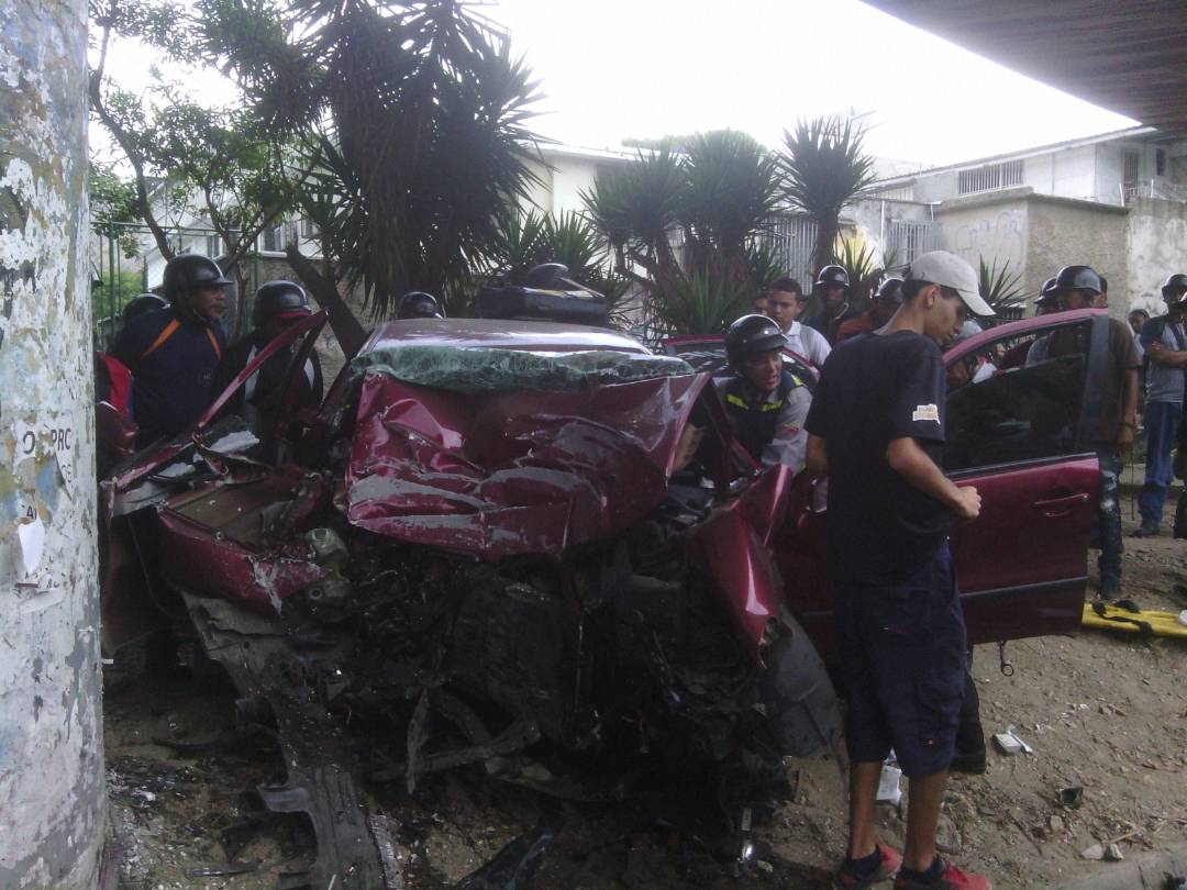 Conductor quedó atrapado en su vehículo al chocar en la Francisco Fajardo