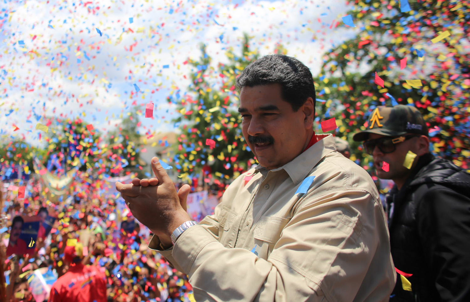 Es viernes y el cuerpo lo sabe: Maduro, sin cuidado, incitando a una rumbita nocturna