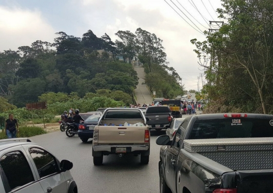 Cerrado el paso en la carretera de El Junquito por protesta #29Abr