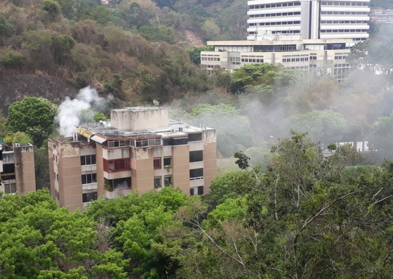Reportan incendio en un edificio de La Tahona (fotos)