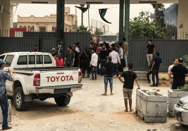 Según el jefe de la Seguridad Central, Mohamed al Damidja, se trata de tres supuestos yihadistas que son miembros de la organización terrorista Estado Islámico  / AFP PHOTO / Mahmud TURKIA