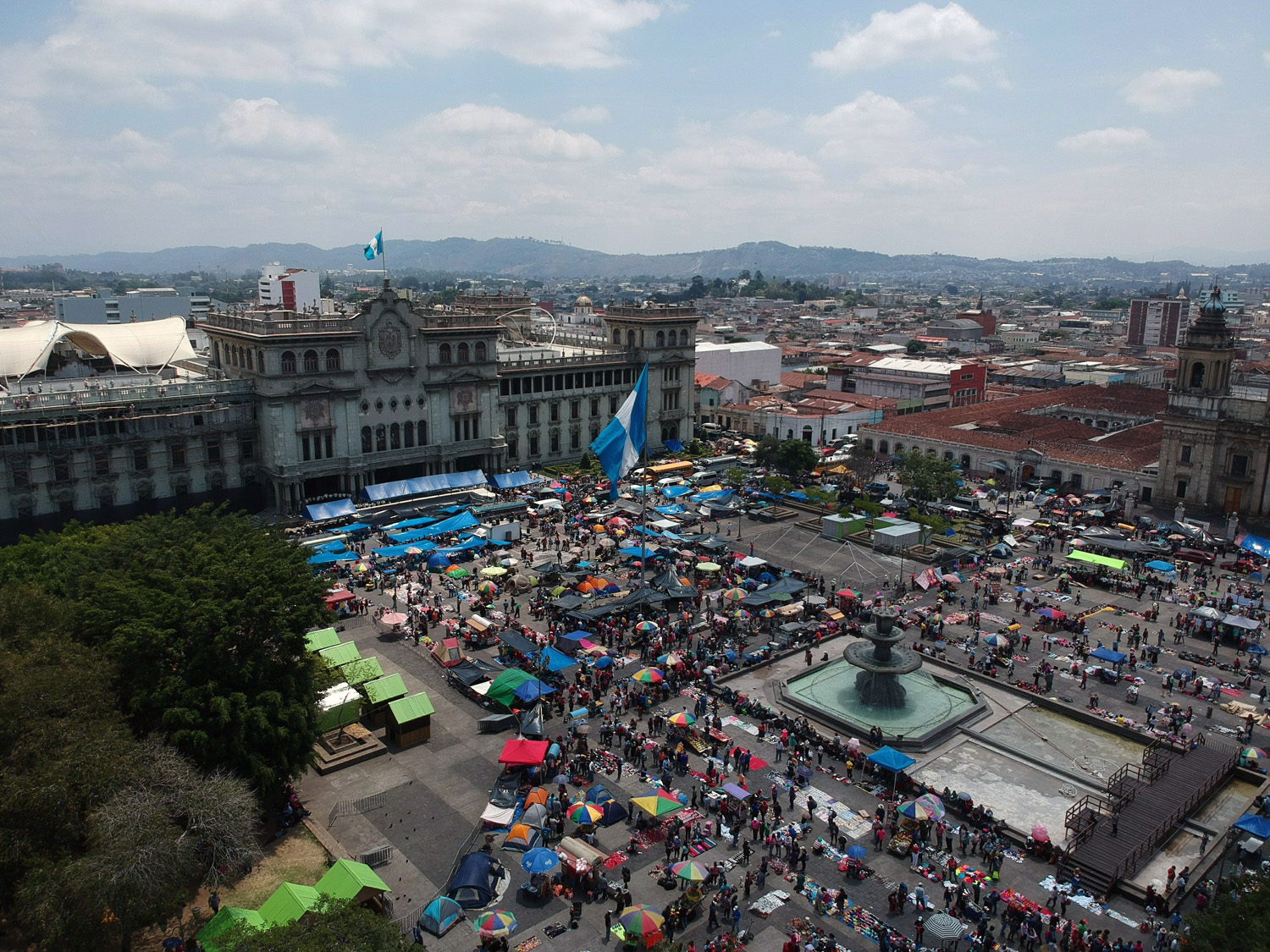 Maestros guatemaltecos deponen huelga pero insisten en el aumento salarial