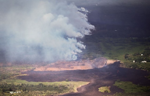 PAHOA, HI - 16 DE MAYO: La actividad eruptiva continúa de una alineación de respiraderos de la fisura del volcán de Kilauea en la vecindad de la fisura 17 en la isla grande de Hawaii el 16 de mayo de 2018 en Pahoa, Hawaii. El flujo reciente de lava se enfría en la parte inferior derecha. El Servicio Geológico de los Estados Unidos dijo que una reciente bajada del lago de lava en el cráter Halemaumau del volcán "ha aumentado el potencial de erupciones explosivas" en el volcán. Mario Tama / Getty Images / AFP