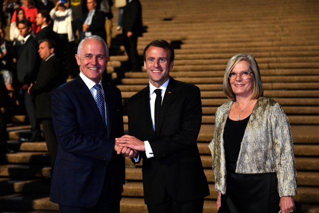 El primer ministro australiano Malcolm Turnbull, el presidente francés Emmanuel Macron y la primera ministra de NSW Gladys Berejiklian pusieron coronas en una ceremonia conmemorativa en el monumento a los caídos de Anzac en Sidney, el 2 de mayo de 2018. AAP / Peter Parks / Pool a través de REUTERS 