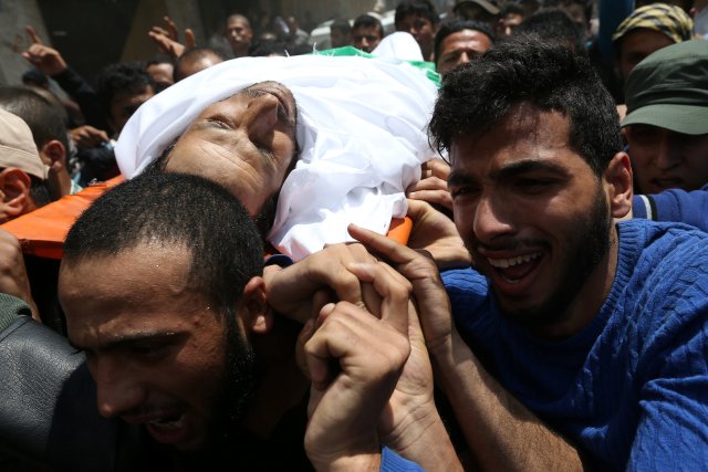 EDITORES DE ATENCIÓN: COBERTURA VISUAL DE ESCENAS DE LESIÓN O MUERTE Los deudos portan el cuerpo del palestino Jabir Abu Mustafa, de 40 años, asesinado en la frontera entre Israel y Gaza durante las protestas, durante su funeral en Khan Younis en el sur de la Franja de Gaza 12 de mayo de 2018 REUTERS / Ibraheem Abu Mustafa PLANTILLA FUERA
