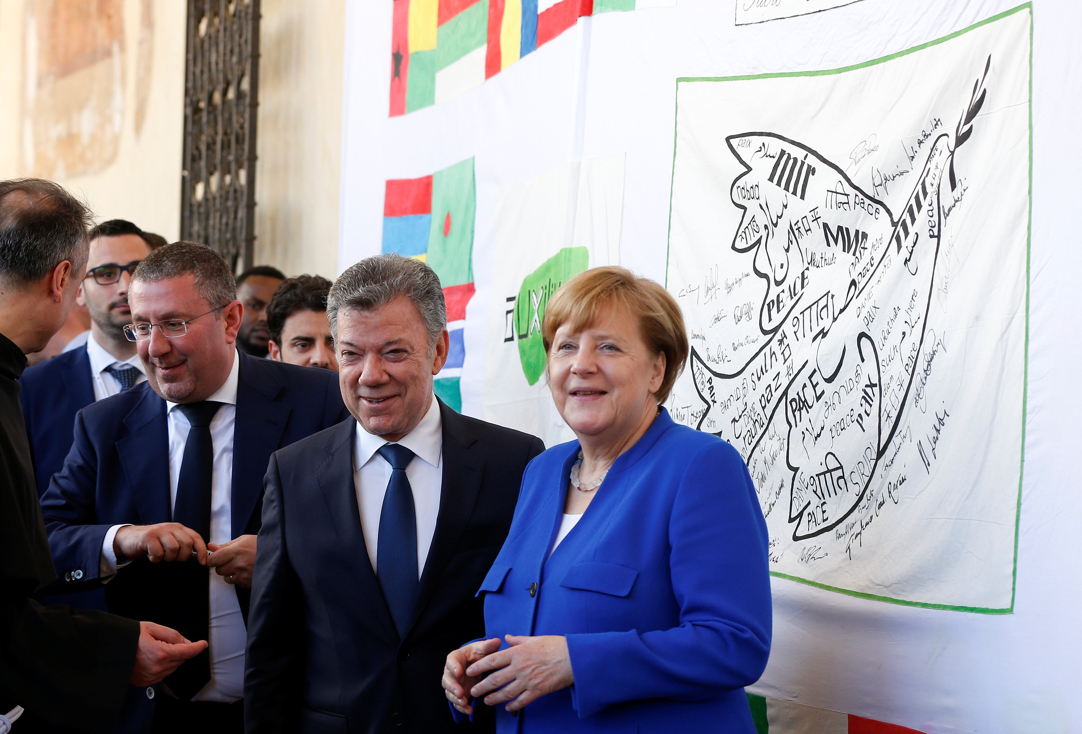 En imágenes: Así firmaron Merkel y Santos la bandera por la paz