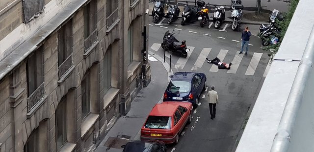 Se ve a un herido en la Rue Marsollier en París, Francia el 12 de mayo de 2018 en esta imagen obtenida de las redes sociales. TWITTER / @ DEZOUZART
