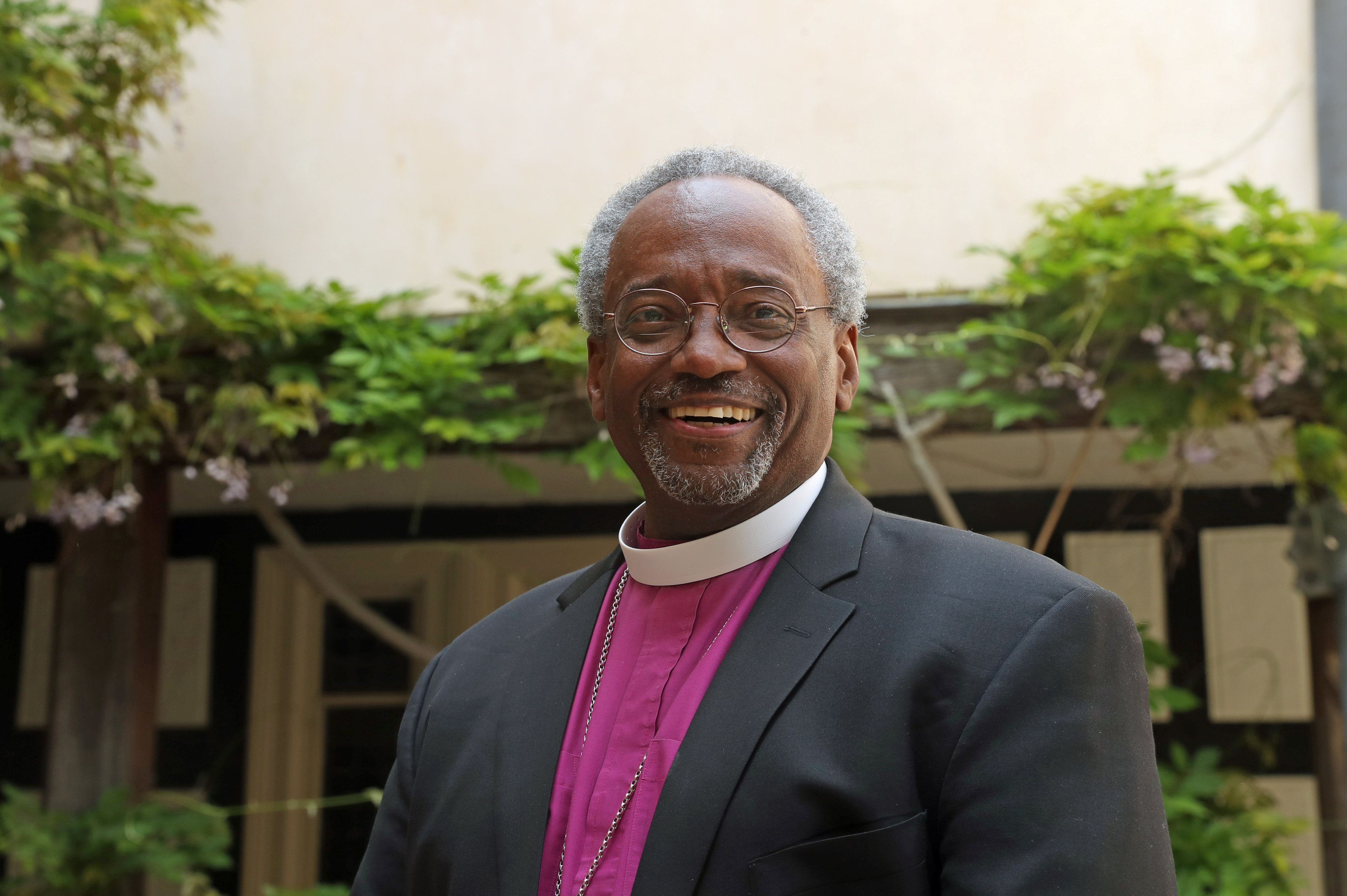 El reverendo Michael Curry pensó que su invitación a la boda real era una broma (Fotos)