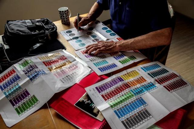 BEIRUT (LÍBANO), 03/05/2018.- Un ciudadano libanés inspecciona listas de candidatos hoy, jueves 3 de mayo de 2018, durante las campañas para las elecciones parlamentarias libanesas, en Beirut (Líbano). Un total de 976 candidatos, incluidas 111 mujeres, presentaron sus documentos de candidatura al Ministerio del Interior, lo que representa la mayor cantidad de candidatos jamás registrados. Las elecciones generales del 06 de mayo de 2018 serán las primeras del Líbano en nueve años. EFE/Nabil Mounzer