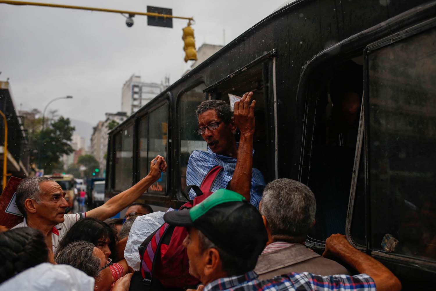 Caraqueños se quedan sin transporte público y enfrentan nuevas tarifas