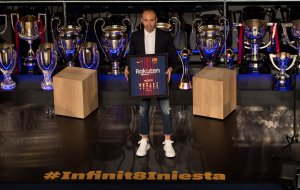 Barcelona despidió a Iniesta con un homenaje institucional
