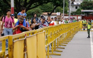 Venezolanos cruzan con desespero frontera con Colombia antes del cierre temporal