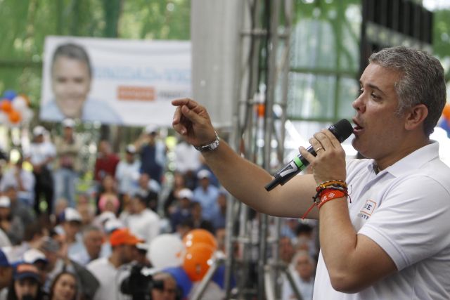 MED75. MEDELLÍN (COLOMBIA), 22/05/2018.- El candidato uribista a la Presidencia de Colombia, Iván Duque, participa en un acto de campaña el martes 22 de mayo de 2018, en Medellín (Colombia). EFE/LUIS EDUARDO NORIEGA A.