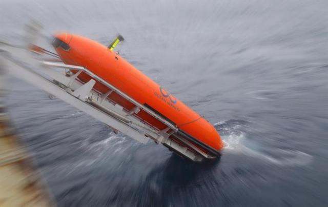 Fotografía de archivo del 13 de agosto de 2017 y facilitada hoy, 23 de mayo de 2018, que muestra un vehículo autónomo submarino (AUV) mientras es lanzado al mar en una localización desconocida. EFE