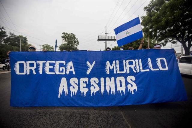  Manifestantes participan en una marcha contra el Gobierno y en apoyo a los obispos por ser mediadores y testigos en el Dialogo Nacional hoy, 25 de mayo de 2018, durante el día numero 38 de protestas contra el gobierno de Daniel Ortega, en Managua (Nicaragua). Los religiosos y las escuelas católicas convocaron hoy a las comunidades religiosas, educativas y a la población en general a una marcha para mostrar su apoyo a la Conferencia Episcopal de Nicaragua (CEN). EFE/Jorge Torres