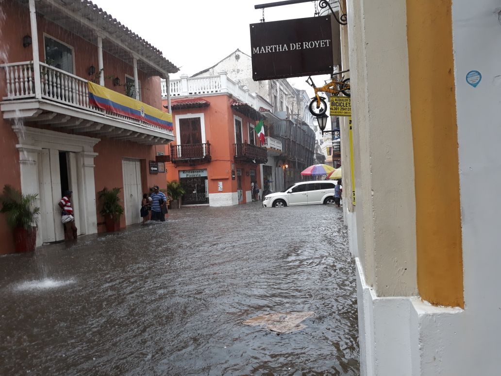 Más de 20 carros arrastrados por inundaciones en Barranquilla (Videos)
