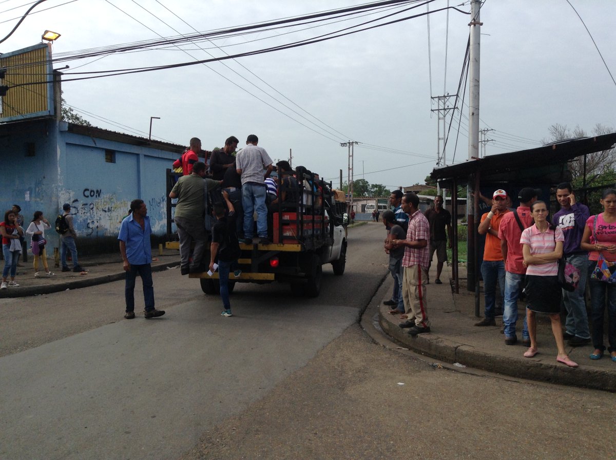 Sin unidades de transporte, habitantes de Monagas se trasladan en camiones arriesgando su vida